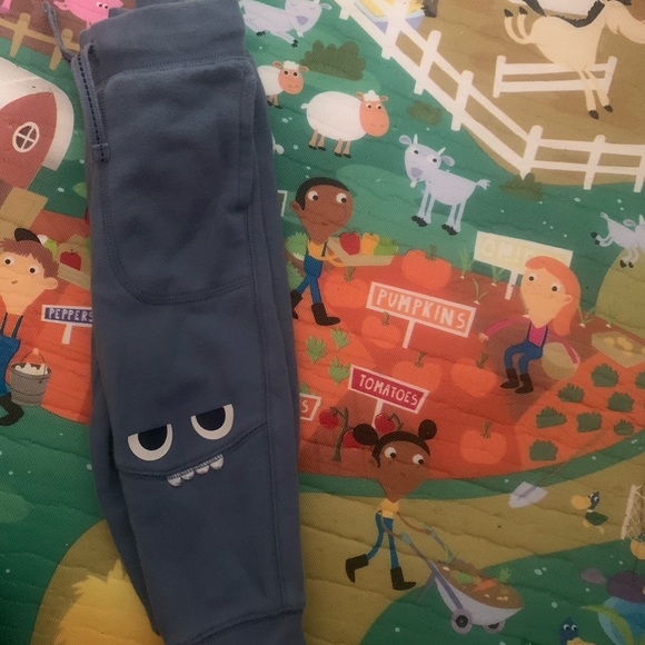 Gap outfit with reinforced monster knee joggers - Picture 4 of 5